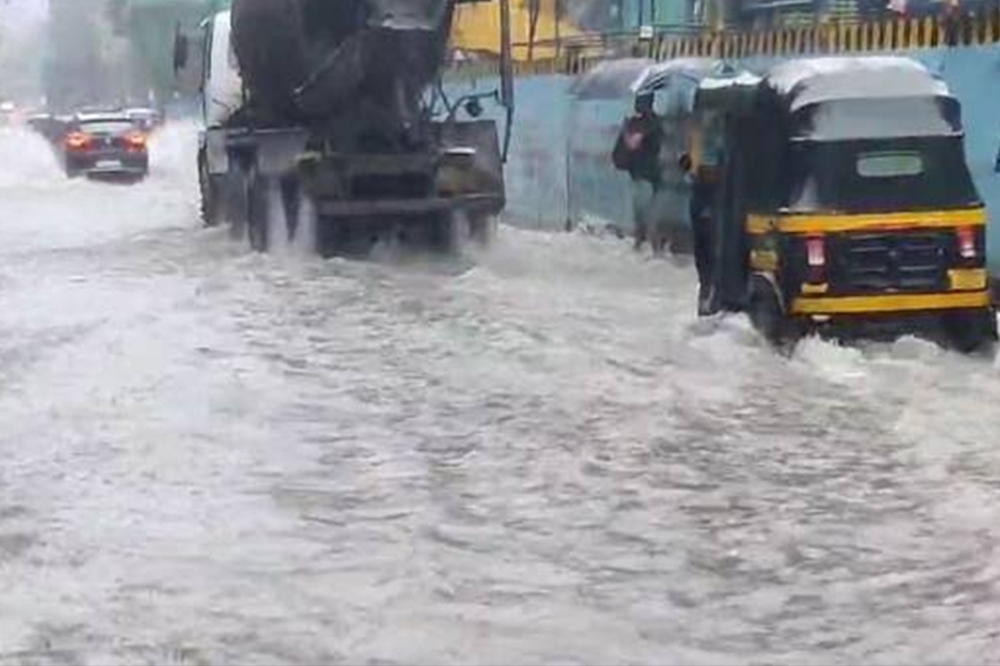 मुंबईत मुसळधार पावसाचा कहर; सखल भाग जलमय, IMD कडून ऑरेंज अलर्ट जारी 