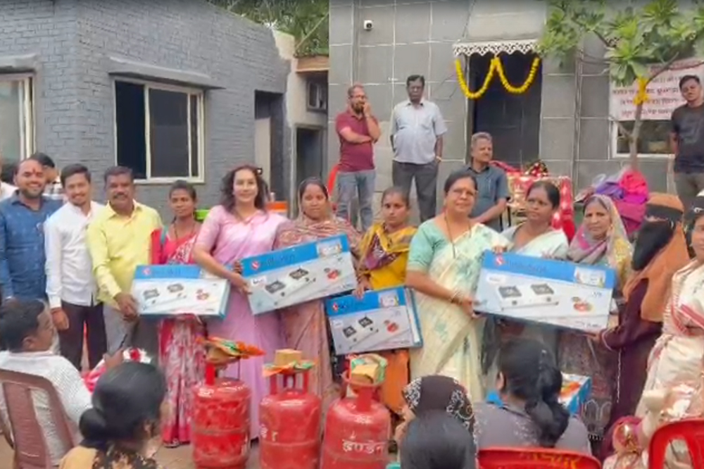 वाव संघटनेतर्फे १५६ महिलांना मोफत उज्ज्वला गॅस कनेक्शनचे वितरण; रोहिणी तडवळकर यांच्या हस्ते लाभार्थींना साहित्य वाटप