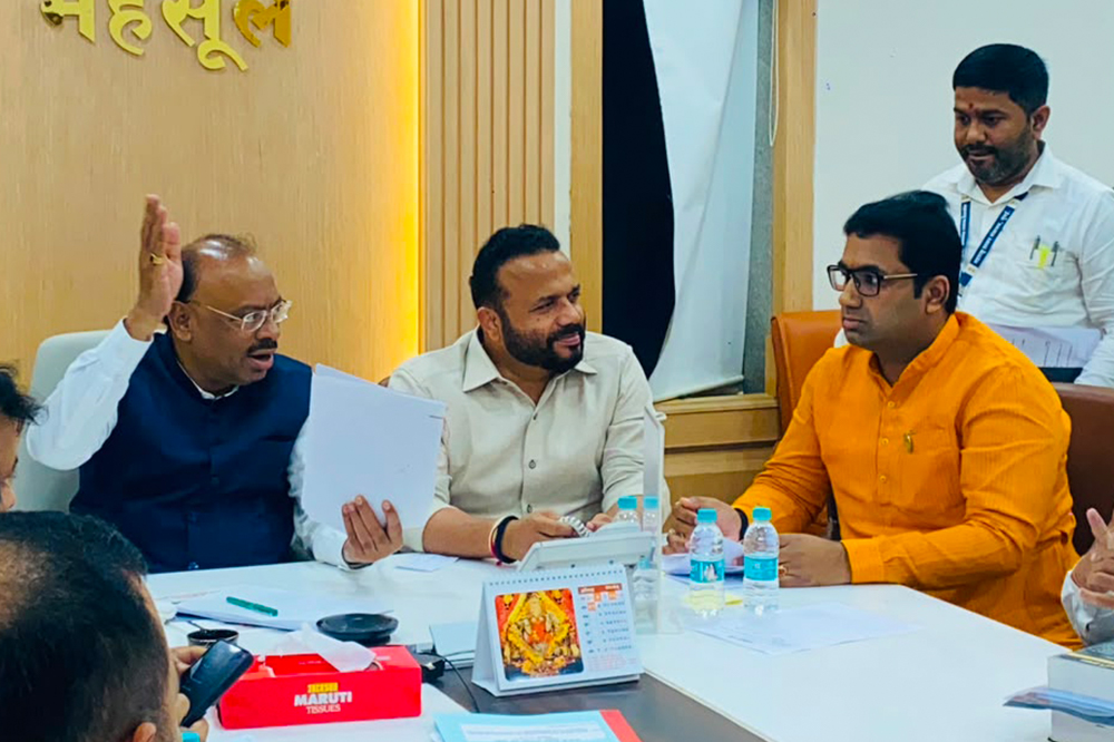 सोलापुरातील ९ हजार कुटुंबांना मालकी हक्काचा दिलासा; बी-२ जमिनी बी-१ करण्याचा मार्ग मोकळा 