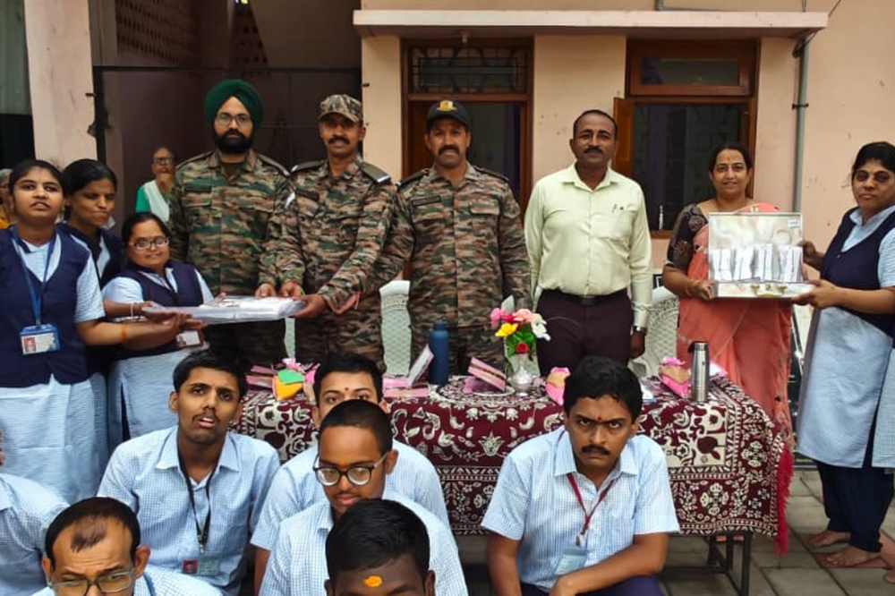 विशेष मुलांकडून सीमेवरील सैनिकांसाठी राख्यांची अनोखी भेट; स्वगती शाळेत देशभक्तीपूर्ण रक्षाबंधन उत्साहात 