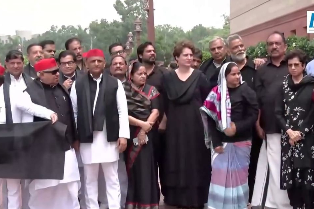 राहुल गांधी यांच्या नेतृत्वाखाली संसद परिसरात काळ्या कपड्यांत विरोधकांचे आंदोलन; प्रणिती शिंदेंसह खासदारांचा सहभाग 