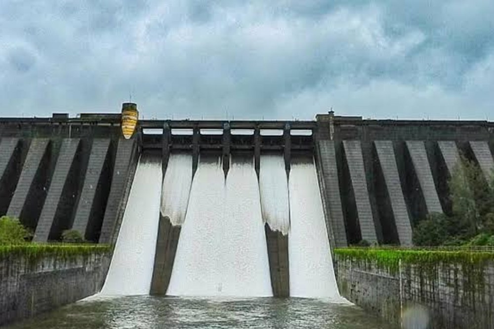 कोयना धरणाचे दरवाजे ६ फूट उघडले; ३३ हजार क्युसेक पाण्याचा विसर्ग, नदीकाठच्या नागरिकांना सतर्कतेचा इशारा 