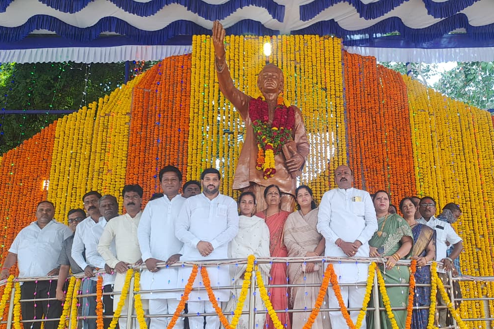 अण्णाभाऊ साठे जयंतीनिमित्त सोलापूर महापालिकेकडून अभिवादन; महापौर विनायक कोंड्याल यांच्याकडून पुष्पहार अर्पण 