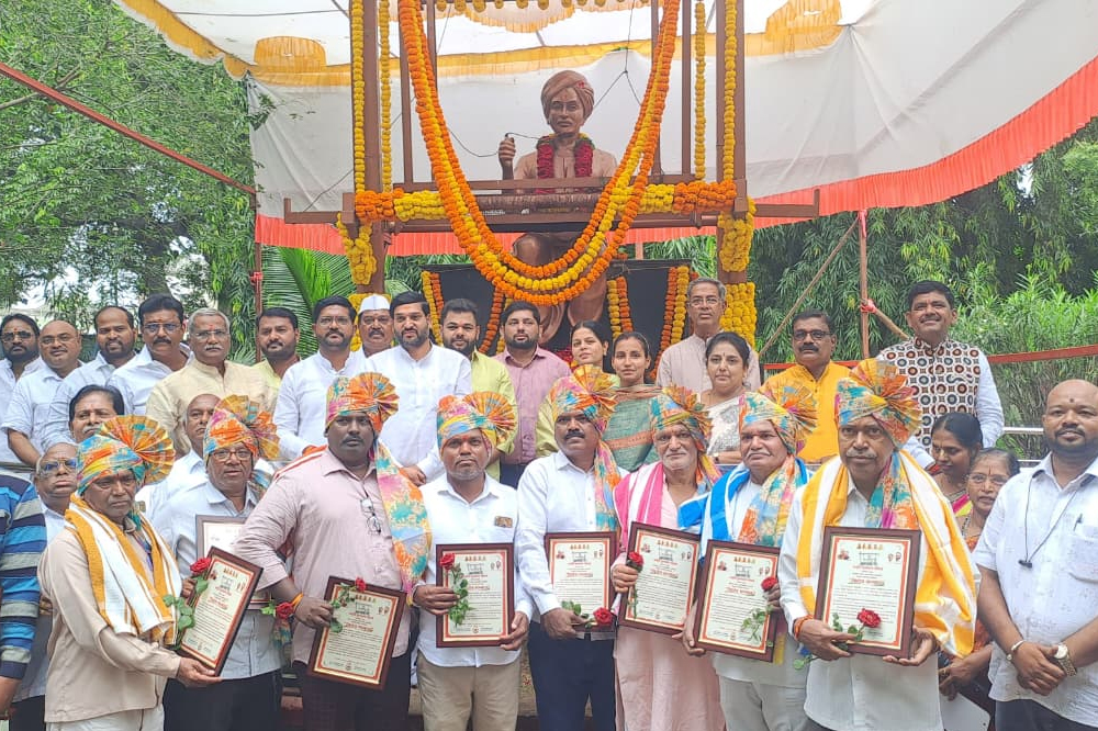 राष्ट्रीय हातमाग दिनी सोलापुरातील विणकरांचा सन्मान; हातमाग प्रदर्शन व संग्रहालयासाठी महापालिका सकारात्मक 