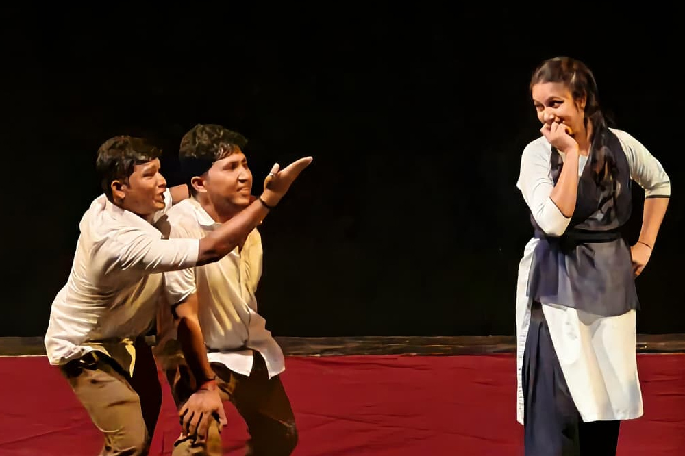 ‘इश्क का पर्चा’ने सोलापूरकरांना हसवून केले चिंब; नाट्य महोत्सवाची दमदार सुरुवात 