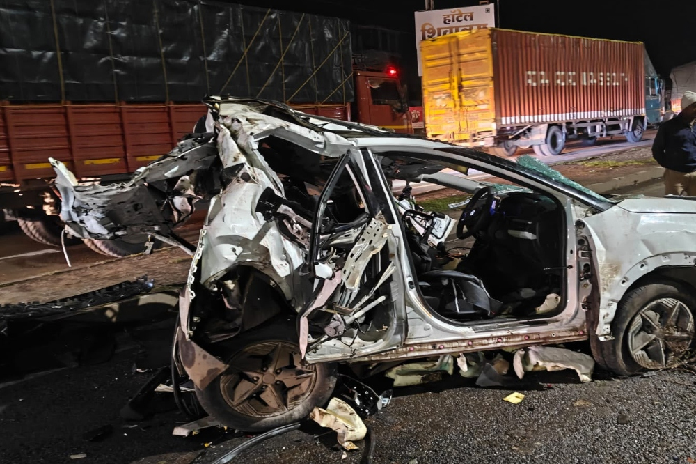 पुणे-सातारा महामार्गावर भीषण अपघात; कार दुभाजकावर आदळून ट्रकला धडकली, चार तरुणांचा मृत्यू 