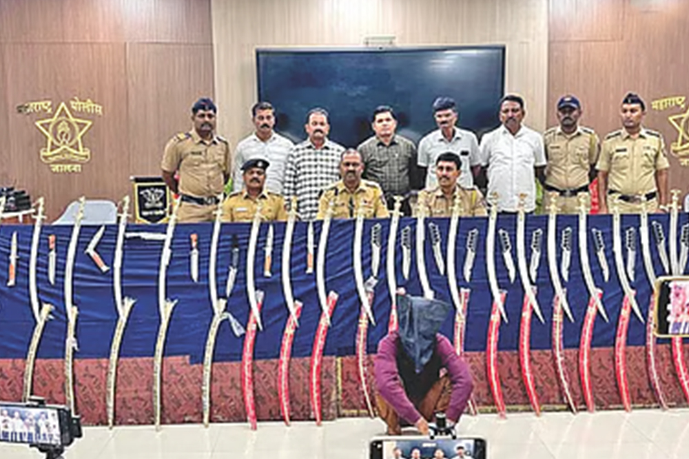जालन्यात धारदार शस्त्रांचा मोठा साठा जप्त; २२ तलवारी, १५ खंजीर आणि ४ चॉपरसह ४१ शस्त्रे पोलिसांच्या ताब्यात 