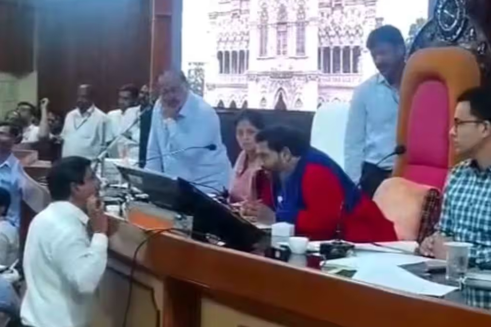 सोलापूर महापालिकेच्या सभेत ‘पाकीट’ शब्दावरून गोंधळ; महापौर विनायक कोंड्याल यांनी शब्द घेतला मागे 