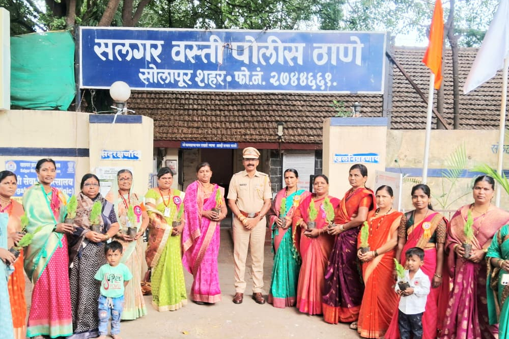 ‘एकता महिला मंच’चा स्तुत्य उपक्रम; सलगर वस्ती पोलीस ठाण्यात पोलीस बांधवांना राखी बांधून रक्षाबंधन उत्साहात साजरे 