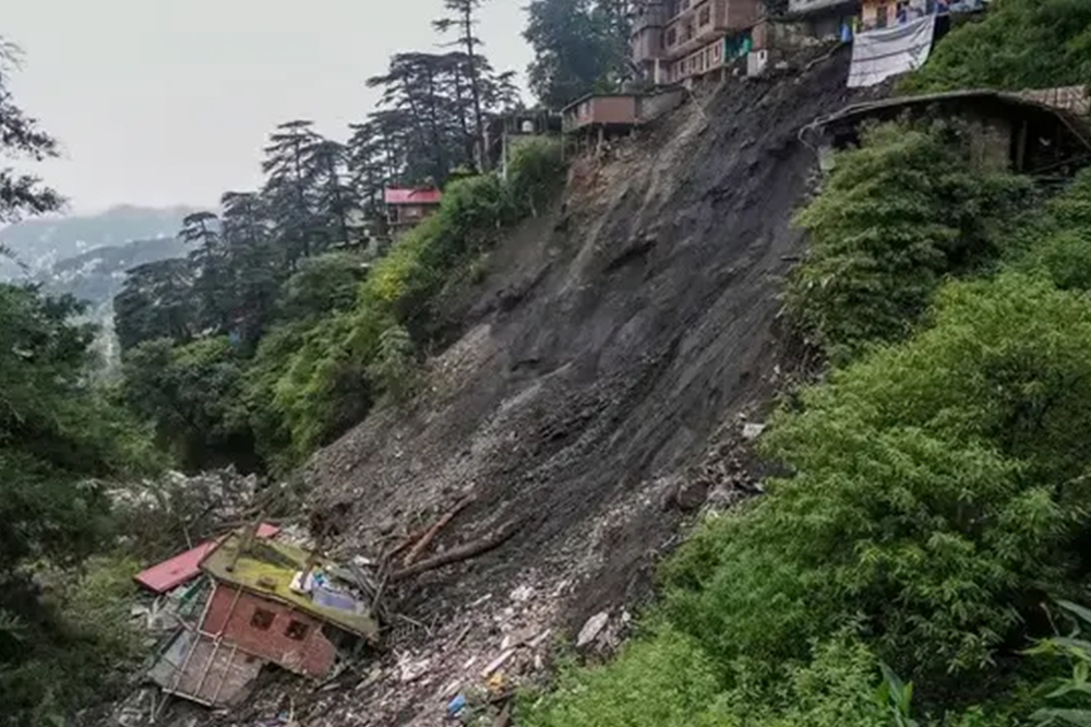 उत्तराखंडमध्ये मुसळधार पावसाचा कहर; घरावर कोसळला मातीचा ढिगारा, २ महिला आणि चिमुकल्याचा मृत्यू 
