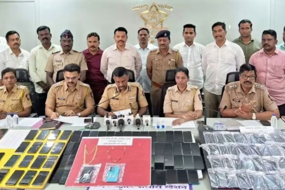 सोलापूर पोलिसांची मोठी कारवाई; ३०.६९ लाखांचे १८४ मोबाइल हस्तगत 