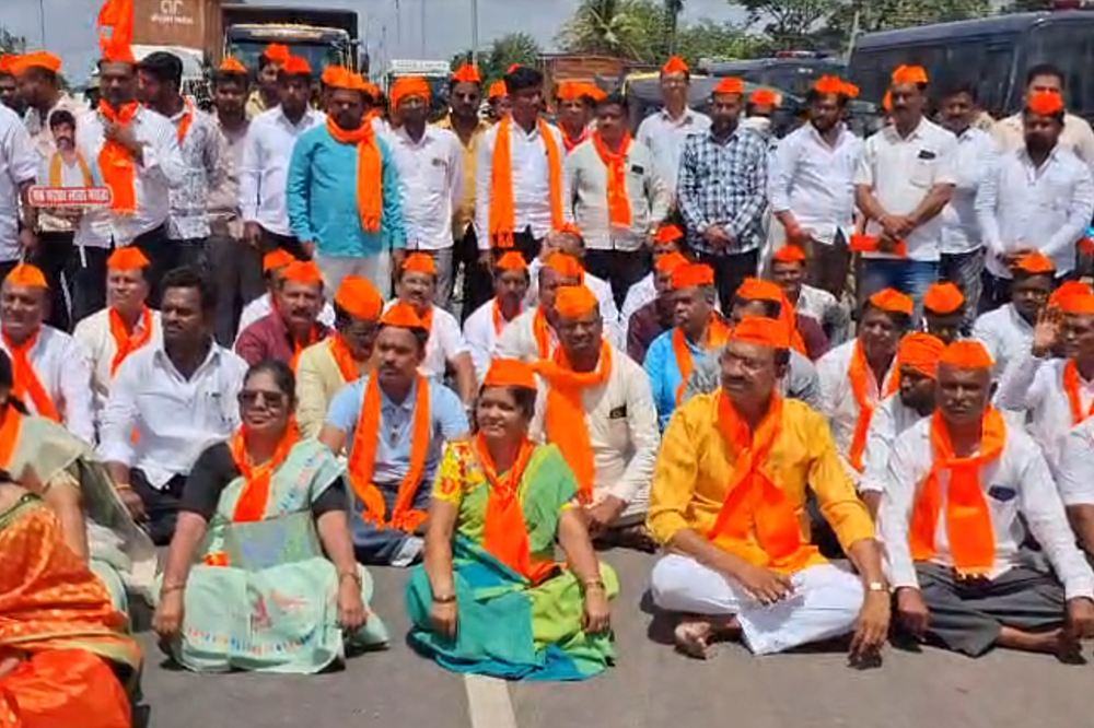  मराठा आरक्षणासाठी आंदोलक रस्त्यावर; सोलापूर-पुणे महामार्गावर ठिय्या 