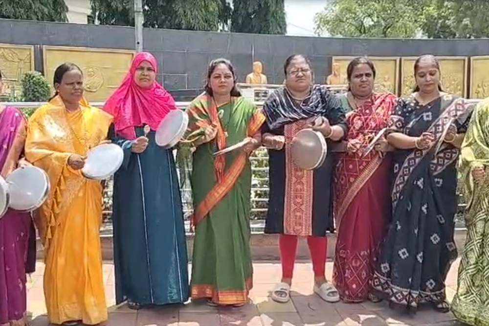 सोलापूरकरांच्या हक्काच्या पाण्यासाठी ‘थाळीनाद’ आंदोलन; दिवसभर कष्ट, रात्री पाण्यासाठी जागरण 