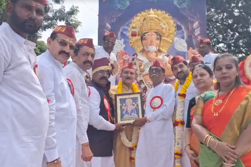 सोलापूरच्या मानाच्या कसबा गणपतीची महापूजा; महापौर विनायक कोंड्याल यांच्या हस्ते विधिवत पूजन, मिरवणुकीस उत्साहात प्रारंभ 