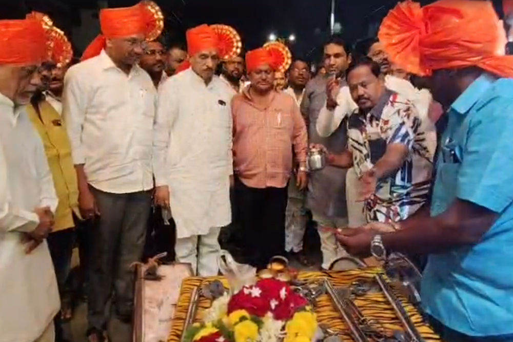 नवरात्रोत्सवाच्या पार्श्वभूमीवर गणराज तरुण मंडळाच्या लेझीम सरावाला उत्साहात सुरुवात 