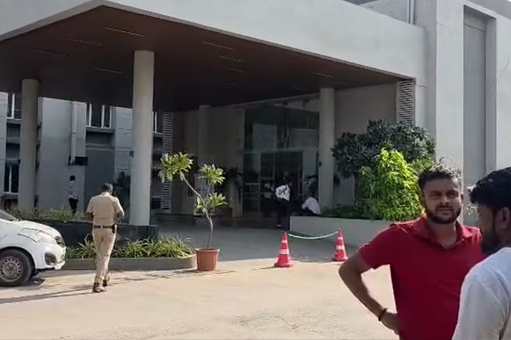 ICUमध्ये उपचार घेत असलेल्या तरुणीचा विनयभंग; सोलापुरातील नामांकित हॉस्पिटलच्या सफाई कर्मचाऱ्यावर गुन्हा 