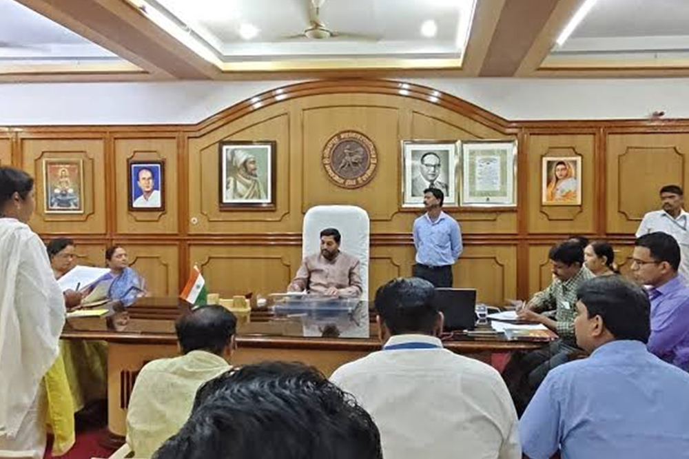 सोलापूरच्या ई-बस सेवेला गती देण्यासाठी महापौर विनायक कोंड्याल यांची आढावा बैठक; चार्जिंग स्टेशनची कामे तातडीने पूर्ण करण्याचे निर्देश 