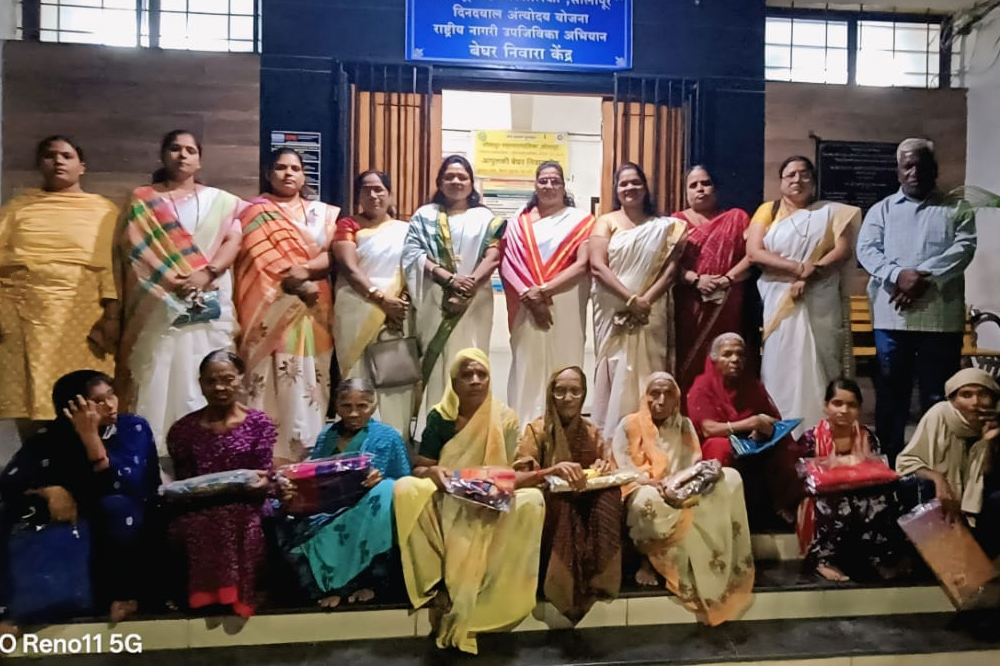 नवरात्रीनिमित्त सोलापुरात ५० गरजू महिलांना साडीवाटप; अभिनव सामाजिक संस्थेकडून ‘गृहलक्ष्मी सन्मान’ 