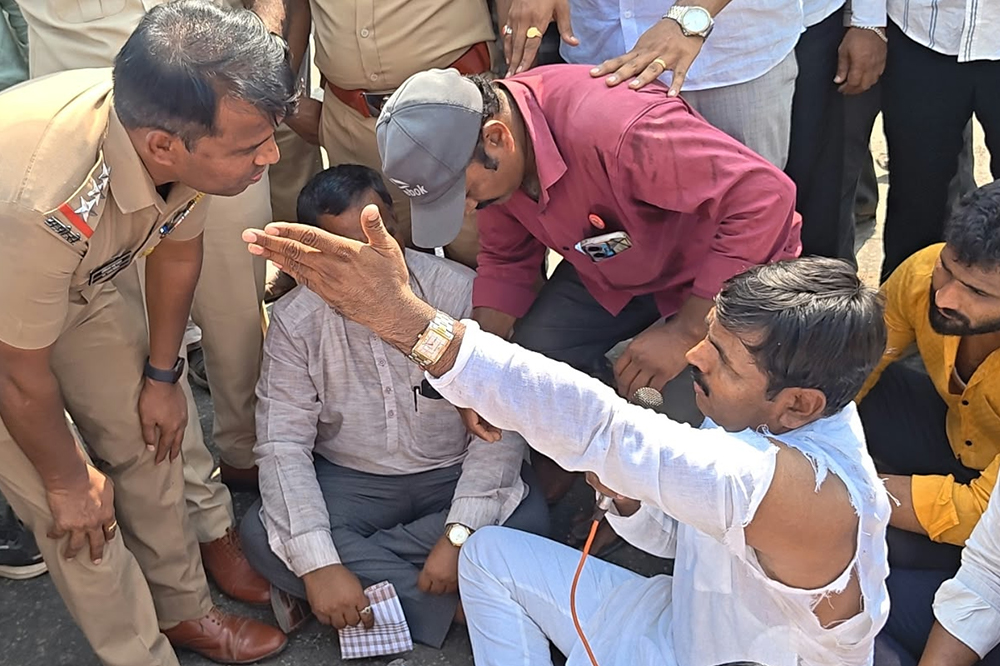 ऊसाला ५ हजार रुपये दराच्या मागणीसाठी भिमानगर येथे स्वाभिमानी शेतकरी संघटनेचे महामार्ग रोको आंदोलन; वाहनांच्या लांबच लांब रांगा 