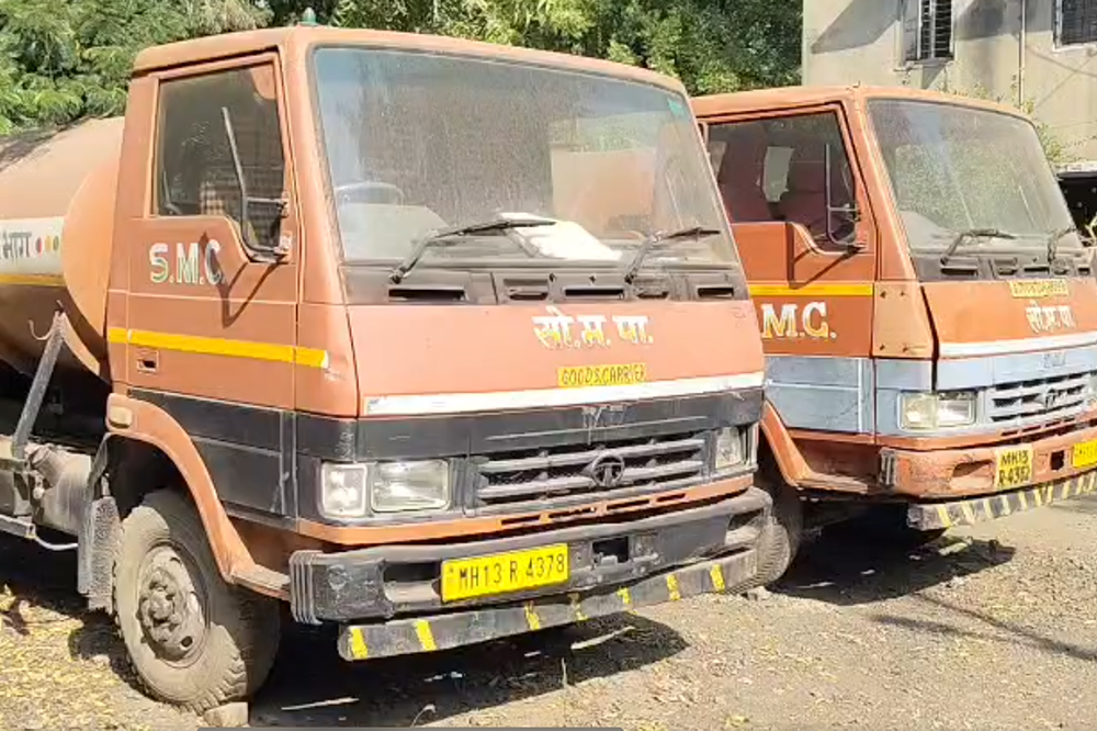 सोलापुरात नागरिक पाण्यासाठी त्रस्त, महापालिकेचे दोन टँकर ५ ते ६ महिन्यांपासून बंद; ठाकरे गटाचा प्रशासनाला सवाल 