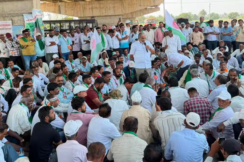कर्नाटकातील शेतकरी आंदोलनामुळे कागल-हुबळी महामार्गावरील वाहतूक ठप्प; कोल्हापूर आयजींचा पर्यायी मार्ग वापरण्याचा सल्ला 