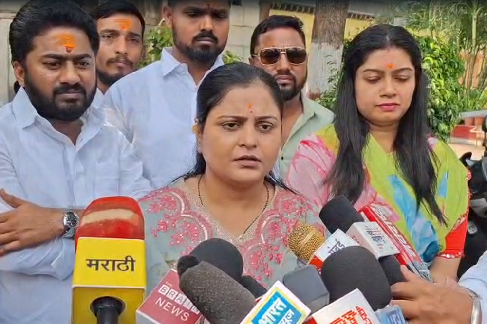 सिद्धेश्वर मंदिरात दर्शन घेऊन राणी खुर्द यांचा प्रचाराचा प्रारंभ; पदवीधरांच्या हक्कांसाठी लढण्याचा संकल्प 