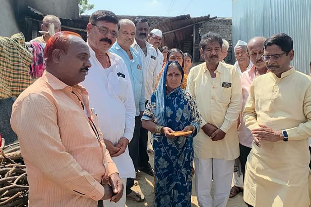 गॅस सिलिंडरच्या स्फोटात बंकलगीतील कोळी कुटुंबाचे घर जळून खाक; महादेव कोगनुरे यांनी घेतली भेट 