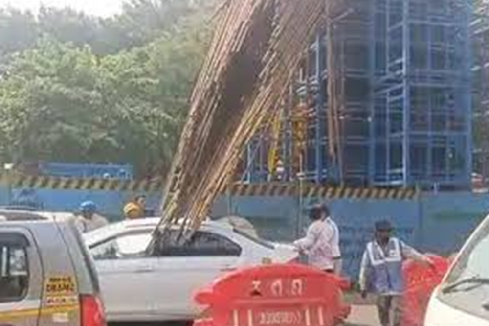 ठाण्यात उन्नत मार्गाच्या कामादरम्यान लोखंडी स्ट्रक्चर धावत्या कारवर कोसळले; कंत्राटदाराला २ कोटींचा दंड 
