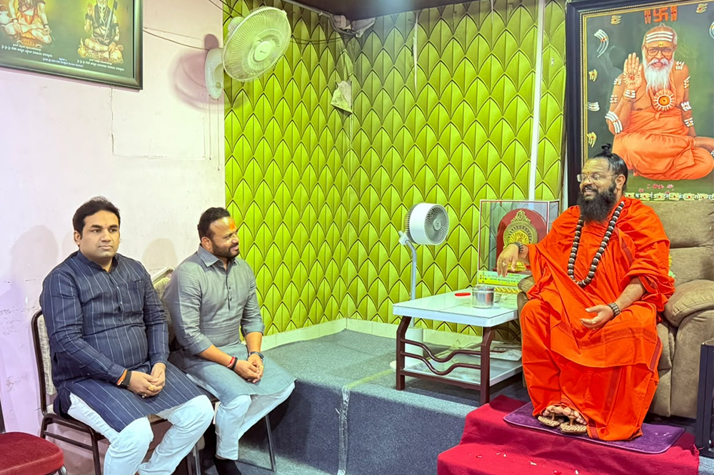पालकमंत्री जयकुमार गोरे यांची होटगी मठाला भेट; जगद्गुरूंचे घेतले आशीर्वाद 