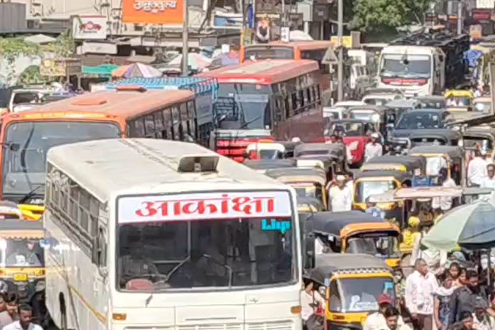 कोजागिरी पौर्णिमेनंतर तुळजाभवानीच्या दर्शनाहून भाविकांचा परतीचा प्रवास; जादा एसटी बसमुळे सोलापुरात वाहतूक कोंडी