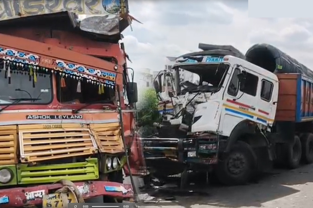 सोलापुरात डी मार्टसमोर ट्रक आणि ट्रॅव्हलरची धडक; दोन चालक गंभीर जखमी 