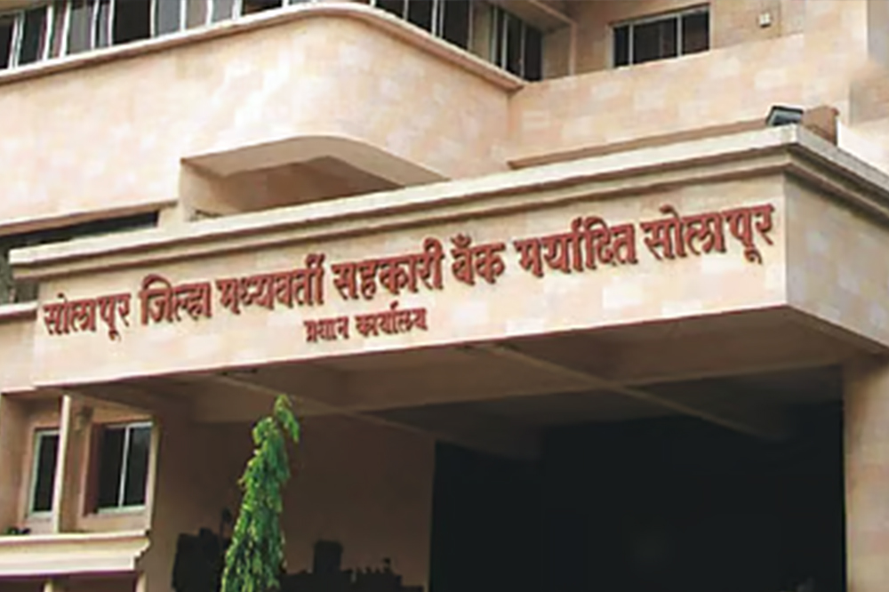 सोलापूर जिल्हा बँक निवडणूक : प्रशांत परिचारकांची उमेदवारी जवळपास निश्चित; अभिजित पाटलांनी घेतला अर्ज 