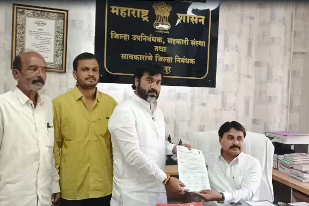 सोलापूर जिल्हा बँकेच्या निवडणुकीत शिवसेनेचे अमोल शिंदे मैदानात; नागरी पतसंस्था मतदारसंघातून अर्ज दाखल 