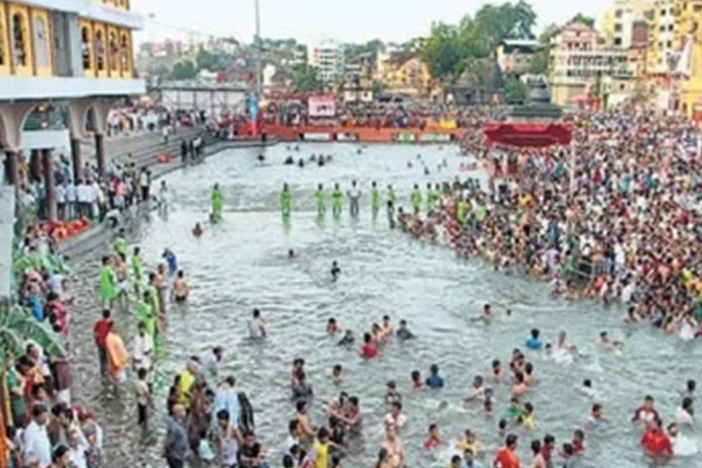 नाशिकमध्ये आज सिंहस्थ कुंभमेळ्याचा महाध्वजारोहण सोहळा होणार आहे. राष्ट्रपती द्रौपदी मुर्मू, मुख्यमंत्री देवेंद्र फडणवीस, उपमुख्यमंत्री आणि अनेक मंत्री उपस्थित राहणार आहेत. 