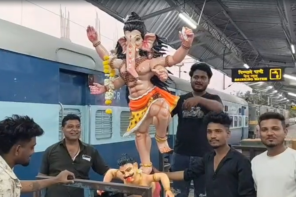 सोलापूरच्या गणेशमूर्तींना आंध्र-कर्नाटकात मोठी मागणी; रेल्वेने परराज्यात रवाना होऊ लागल्या मूर्ती 