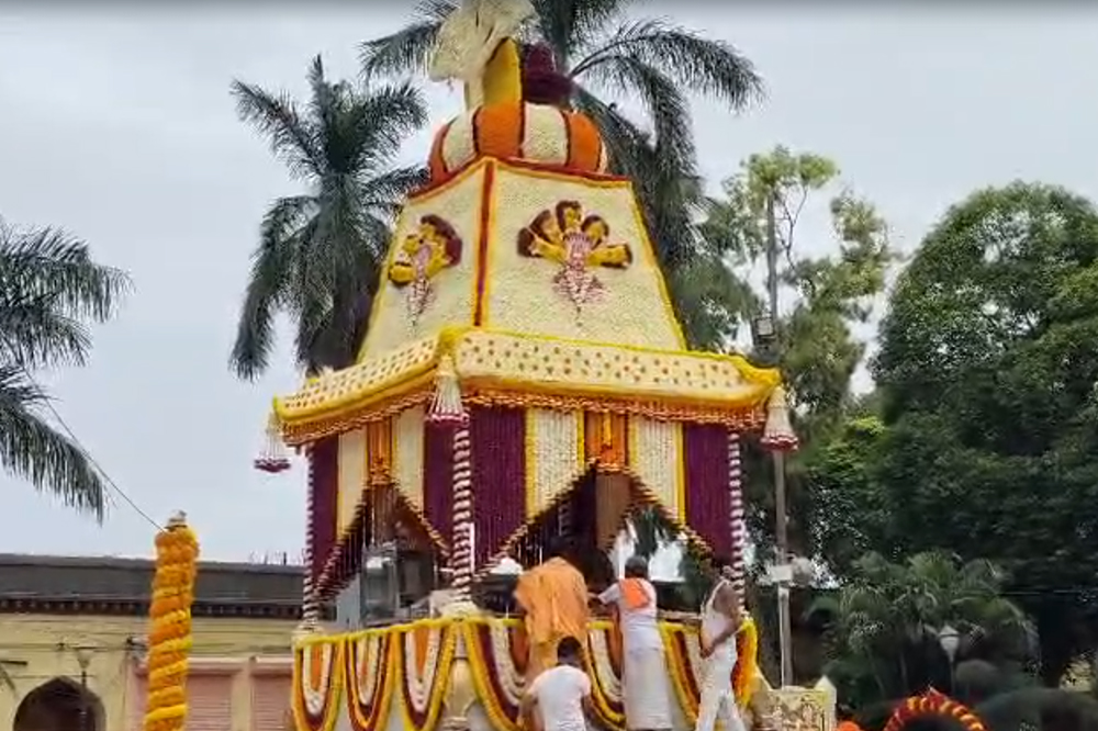 श्रावणाच्या पहिल्या सोमवारी सिद्धेश्वर मंदिरात भाविकांची अलोट गर्दी; ‘ॐ नमः शिवाय’च्या जयघोषाने सोलापूर भक्तिमय 