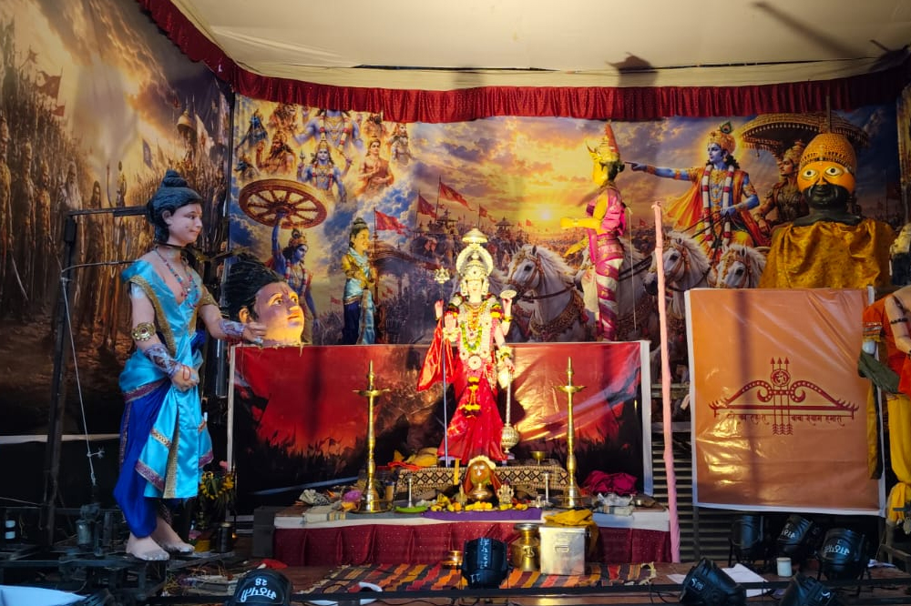 सोलापुरात श्री नवशक्ती नवरात्र मंडळाचा ‘बाबा खाटूश्याम रहस्यमय कथा’ हा आकर्षक हलता देखावा 