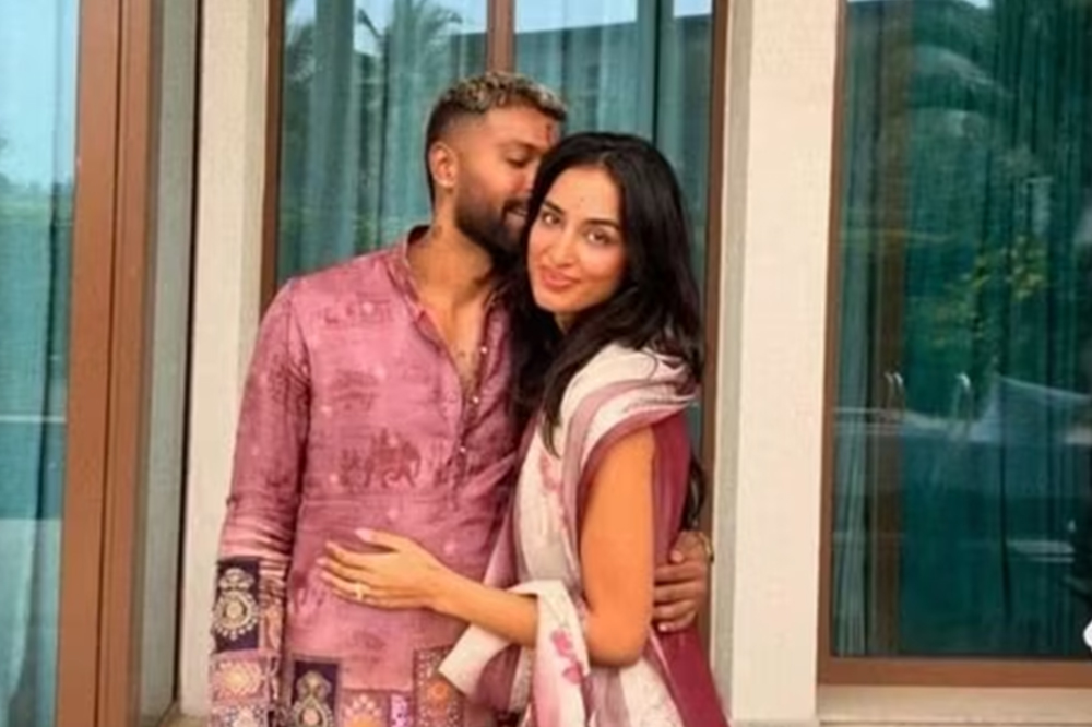 पॅपाराझींवर हार्दिक पंड्याचा संताप; गर्लफ्रेंड माहिका शर्माचे ‘अयोग्य अँगल’मधून क्लिक केले फोटो पाहून संताप व्यक्त 