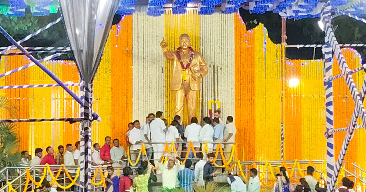 महामानव डॉक्टर बाबासाहेब आंबेडकर यांच्या जयंती अभिवादन करण्यासाठी रात्री बारा वाजता भीमसागर लोटला